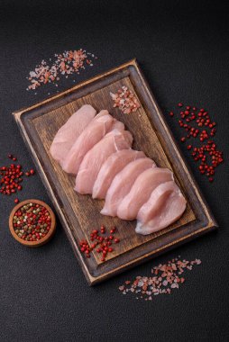 Tuzlu, baharatlı ve çimento kaplı çiğ tavuk ya da hindi filetosu dilimleri.