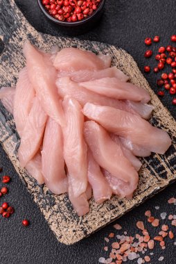 Tuzlu, baharatlı ve çimento kaplı çiğ tavuk ya da hindi filetosu dilimleri.