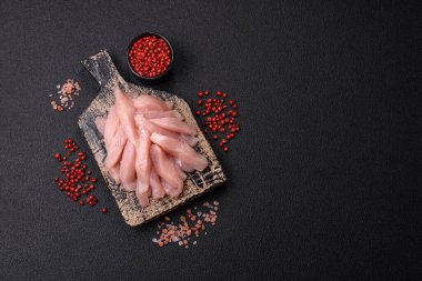 Tuzlu, baharatlı ve çimento kaplı çiğ tavuk ya da hindi filetosu dilimleri.