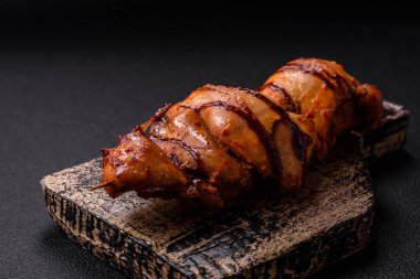 Lezzetli tavuk kebabı ya da tuzlu, baharatlı ve çimento kaplı domuz eti.