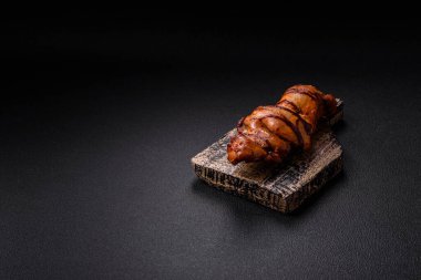 Lezzetli tavuk kebabı ya da tuzlu, baharatlı ve çimento kaplı domuz eti.