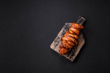 Lezzetli tavuk kebabı ya da tuzlu, baharatlı ve çimento kaplı domuz eti.