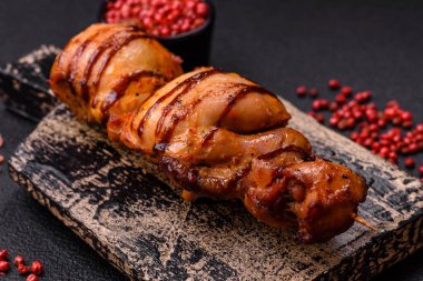 Lezzetli tavuk kebabı ya da tuzlu, baharatlı ve çimento kaplı domuz eti.