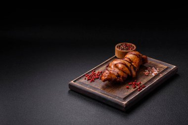 Lezzetli tavuk kebabı ya da tuzlu, baharatlı ve çimento kaplı domuz eti.