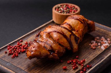 Lezzetli tavuk kebabı ya da tuzlu, baharatlı ve çimento kaplı domuz eti.