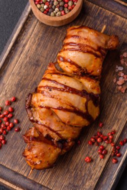 Lezzetli tavuk kebabı ya da tuzlu, baharatlı ve çimento kaplı domuz eti.