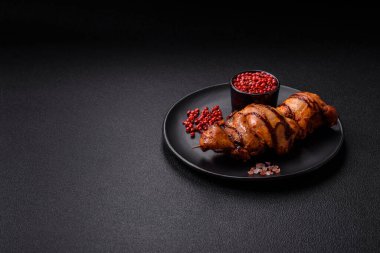 Lezzetli tavuk kebabı ya da tuzlu, baharatlı ve çimento kaplı domuz eti.