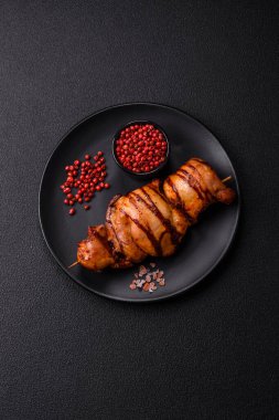 Lezzetli tavuk kebabı ya da tuzlu, baharatlı ve çimento kaplı domuz eti.