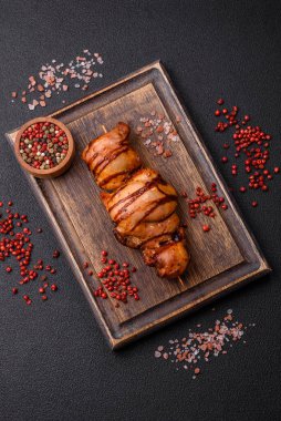 Lezzetli tavuk kebabı ya da tuzlu, baharatlı ve çimento kaplı domuz eti.