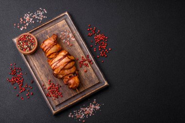 Lezzetli tavuk kebabı ya da tuzlu, baharatlı ve çimento kaplı domuz eti.