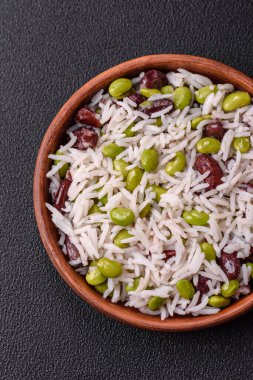 Lezzetli beyaz pilav, yeşil edamame fasulyesi, tuz ve baharatlı. Asya mutfağı