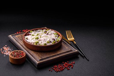 Lezzetli beyaz pilav, yeşil edamame fasulyesi, tuz ve baharatlı. Asya mutfağı