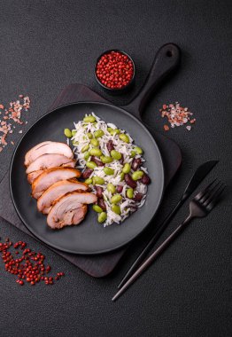 Lezzetli beyaz pilav, yeşil edamame fasulyesi, tuz ve baharatlı. Asya mutfağı