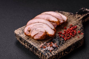 Lezzetli tavuk kebabı ya da tuzlu, baharatlı ve çimento kaplı domuz eti.