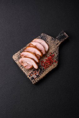 Lezzetli tavuk kebabı ya da tuzlu, baharatlı ve çimento kaplı domuz eti.