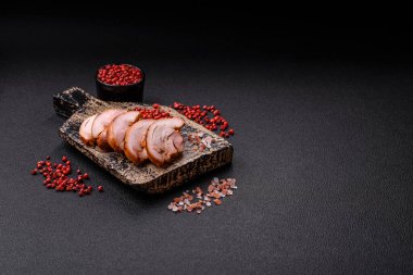 Lezzetli tavuk kebabı ya da tuzlu, baharatlı ve çimento kaplı domuz eti.