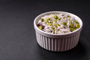 Lezzetli beyaz pilav, yeşil edamame fasulyesi, tuz ve baharatlı. Asya mutfağı