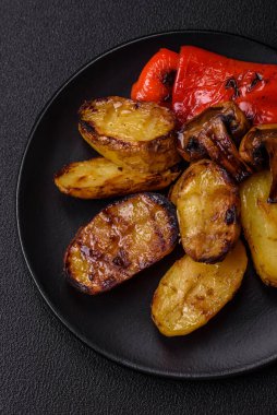 Lezzetli ızgara sebze, patates, domates, biber, tuzlu patlıcan, baharat ve çimento.