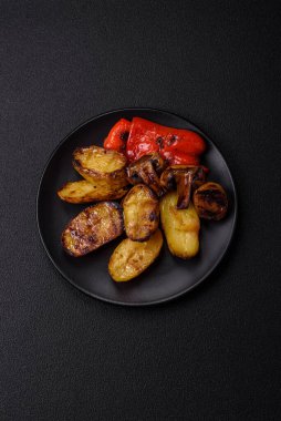 Lezzetli ızgara sebze, patates, domates, biber, tuzlu patlıcan, baharat ve çimento.