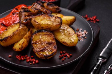 Lezzetli ızgara sebze, patates, domates, biber, tuzlu patlıcan, baharat ve çimento.