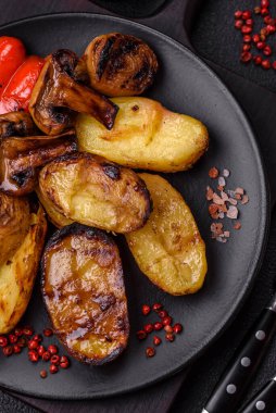 Lezzetli ızgara sebze, patates, domates, biber, tuzlu patlıcan, baharat ve çimento.