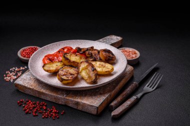 Lezzetli ızgara sebze, patates, domates, biber, tuzlu patlıcan, baharat ve çimento.