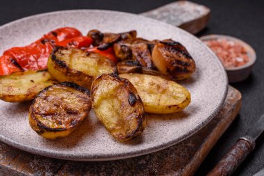 Lezzetli ızgara sebze, patates, domates, biber, tuzlu patlıcan, baharat ve çimento.