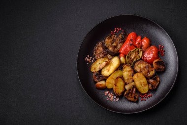 Lezzetli ızgara sebze, patates, domates, biber, tuzlu patlıcan, baharat ve çimento.