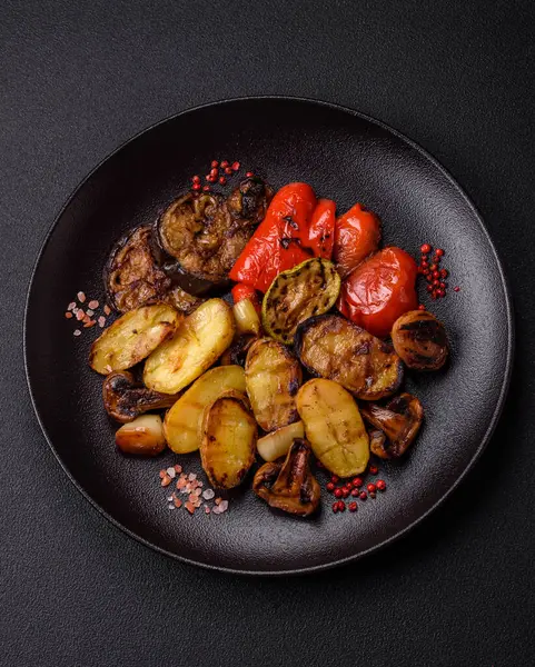 Delicious Juicy Grilled Vegetables Potatoes Tomatoes Peppers Eggplant Salt Spices — Stock Photo, Image