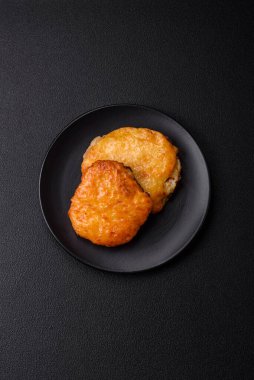 Dijon hardalıyla kızartılmış lezzetli et. Tuz, baharat ve otlarla birlikte koyu beton bir arka planda.