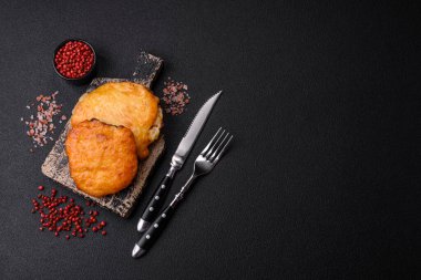 Dijon hardalıyla kızartılmış lezzetli et. Tuz, baharat ve otlarla birlikte koyu beton bir arka planda.