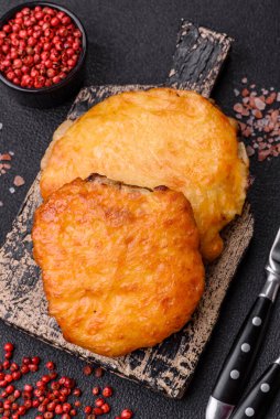 Dijon hardalıyla kızartılmış lezzetli et. Tuz, baharat ve otlarla birlikte koyu beton bir arka planda.