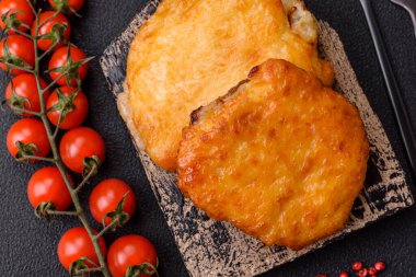 Dijon hardalıyla kızartılmış lezzetli et. Tuz, baharat ve otlarla birlikte koyu beton bir arka planda.