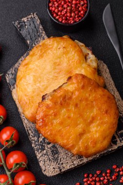 Dijon hardalıyla kızartılmış lezzetli et. Tuz, baharat ve otlarla birlikte koyu beton bir arka planda.