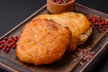 Dijon hardalıyla kızartılmış lezzetli et. Tuz, baharat ve otlarla birlikte koyu beton bir arka planda.