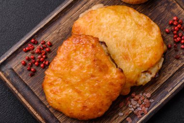 Dijon hardalıyla kızartılmış lezzetli et. Tuz, baharat ve otlarla birlikte koyu beton bir arka planda.