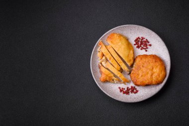 Dijon hardalıyla kızartılmış lezzetli et. Tuz, baharat ve otlarla birlikte koyu beton bir arka planda.