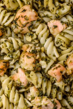 Ispanaklı, somonlu, tuzlu ve baharatlı lezzetli makarna.