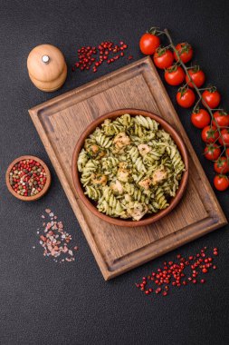 Ispanaklı, somonlu, tuzlu ve baharatlı lezzetli makarna.