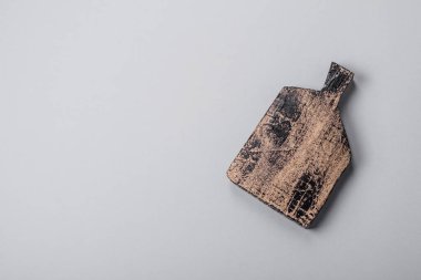 Gri desenli beton arka planda boş tahta kesme tahtası. Çatal bıçak takımı, akşam yemeği için hazırlık.