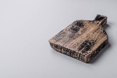 Gri desenli beton arka planda boş tahta kesme tahtası. Çatal bıçak takımı, akşam yemeği için hazırlık.