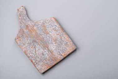 Gri desenli beton arka planda boş tahta kesme tahtası. Çatal bıçak takımı, akşam yemeği için hazırlık.
