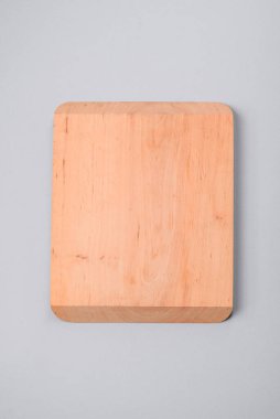 Gri desenli beton arka planda boş tahta kesme tahtası. Çatal bıçak takımı, akşam yemeği için hazırlık.