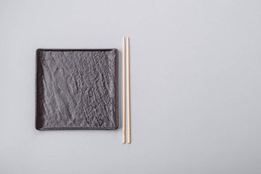 Fotokopi alanı olan gri beton arka planda boş bir plaka. Ev yemeği.