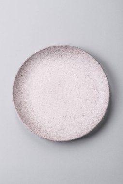 Fotokopi alanı olan gri beton arka planda boş bir plaka. Ev yemeği.