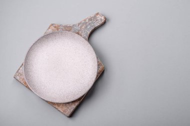 Fotokopi alanı olan gri beton arka planda boş bir plaka. Ev yemeği.