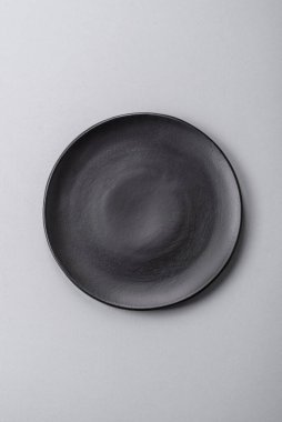 Fotokopi alanı olan gri beton arka planda boş bir plaka. Ev yemeği.