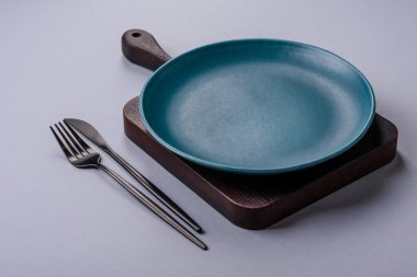 Fotokopi alanı olan gri beton arka planda boş bir plaka. Ev yemeği.