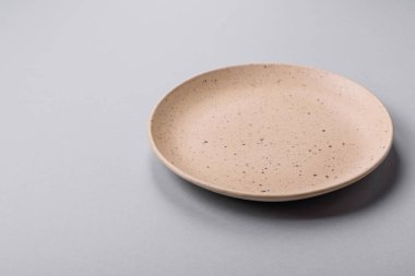 Fotokopi alanı olan gri beton arka planda boş bir plaka. Ev yemeği.