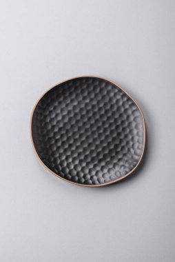 Fotokopi alanı olan gri beton arka planda boş bir plaka. Ev yemeği.